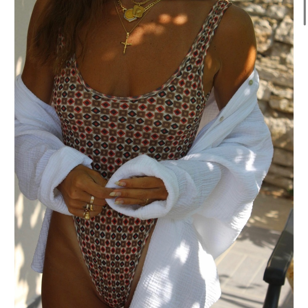 In search of the “shapes” that body- body suit by heavy manners in an XS